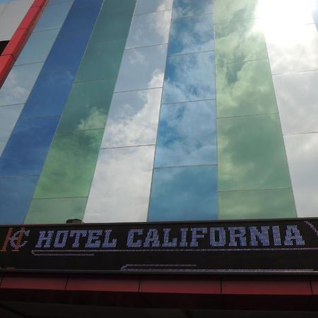 California Hotel Giacarta Esterno foto