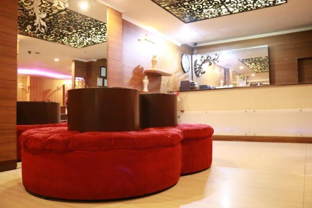 California Hotel Giacarta Esterno foto