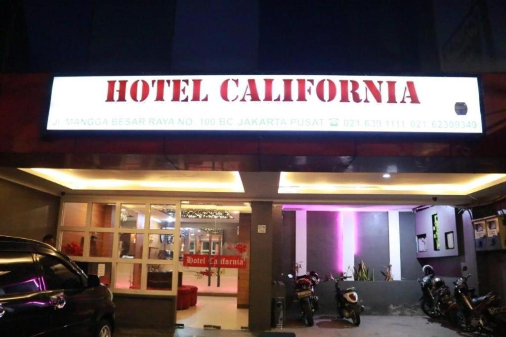California Hotel Giacarta Esterno foto