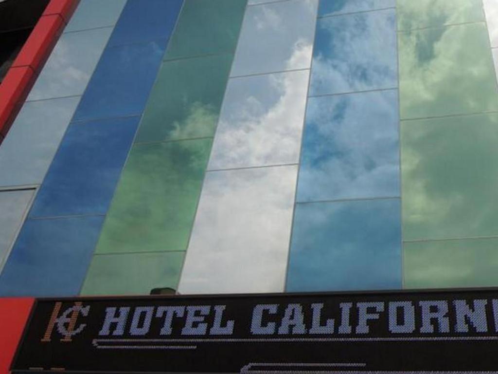 California Hotel Giacarta Esterno foto