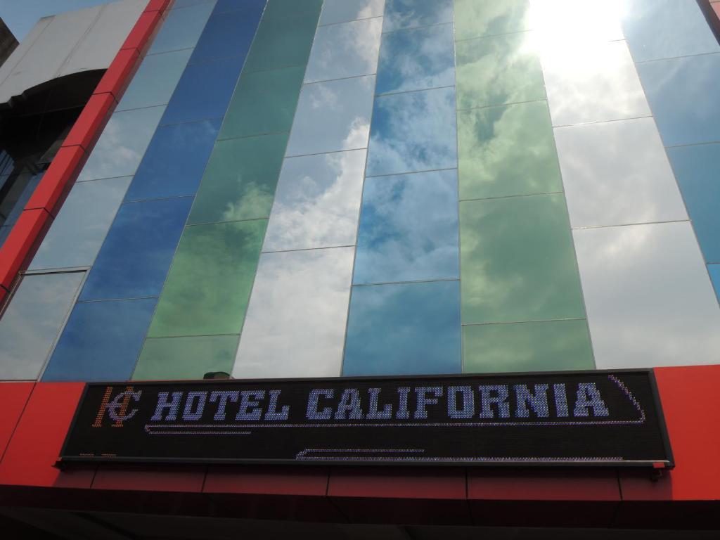 California Hotel Giacarta Esterno foto