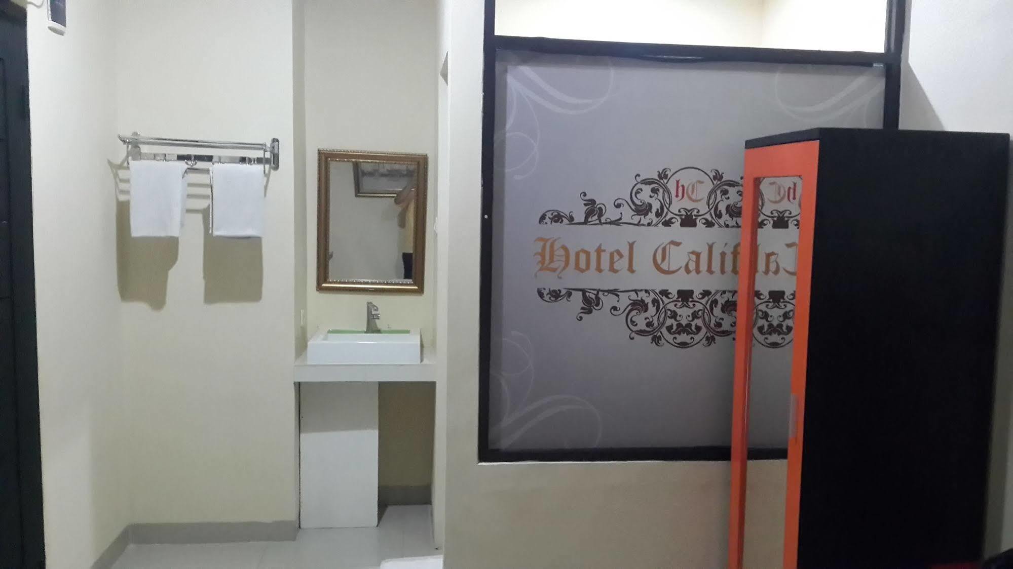 California Hotel Giacarta Esterno foto